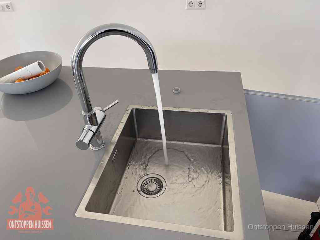 Een vrij doorstromende rvs spoelbak waar het water moeiteloos wegloopt, het resultaat van slim onderhoud dat geld bespaart in Huissen
