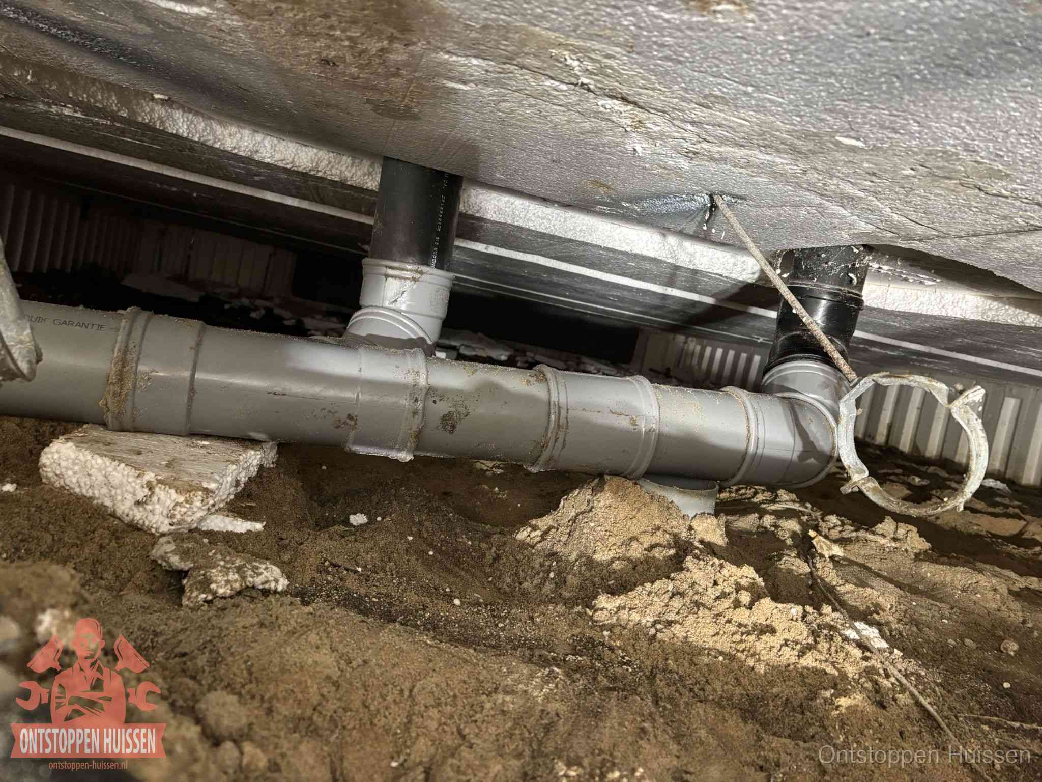 PVC-buizen in de kruipruimte van een gemengd of gescheiden rioolstelsel in Huissen