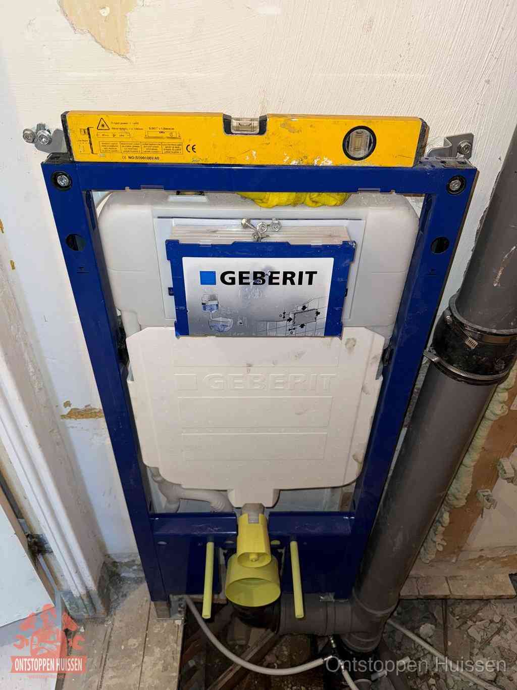 Een Geberit inbouwreservoir met frame voor een hangtoilet tegen de wand, met de afvoerbocht naar de vloer, kenmerkend voor een verstopt hangtoilet in Huissen