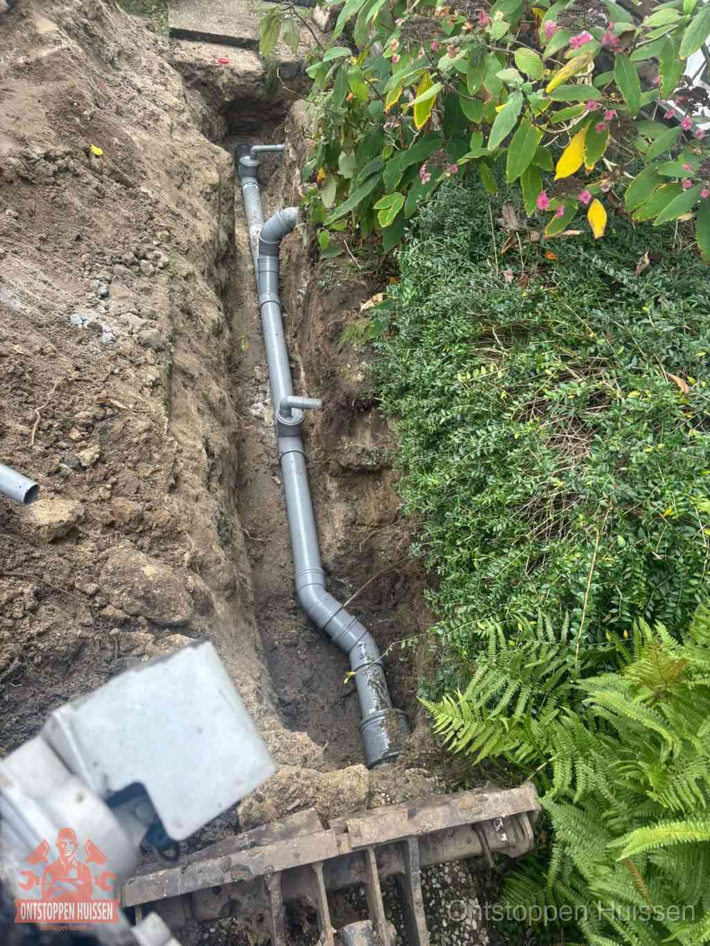 Open sleuf met nieuwe PVC-buizen, riool repareren en vervangen in Huissen