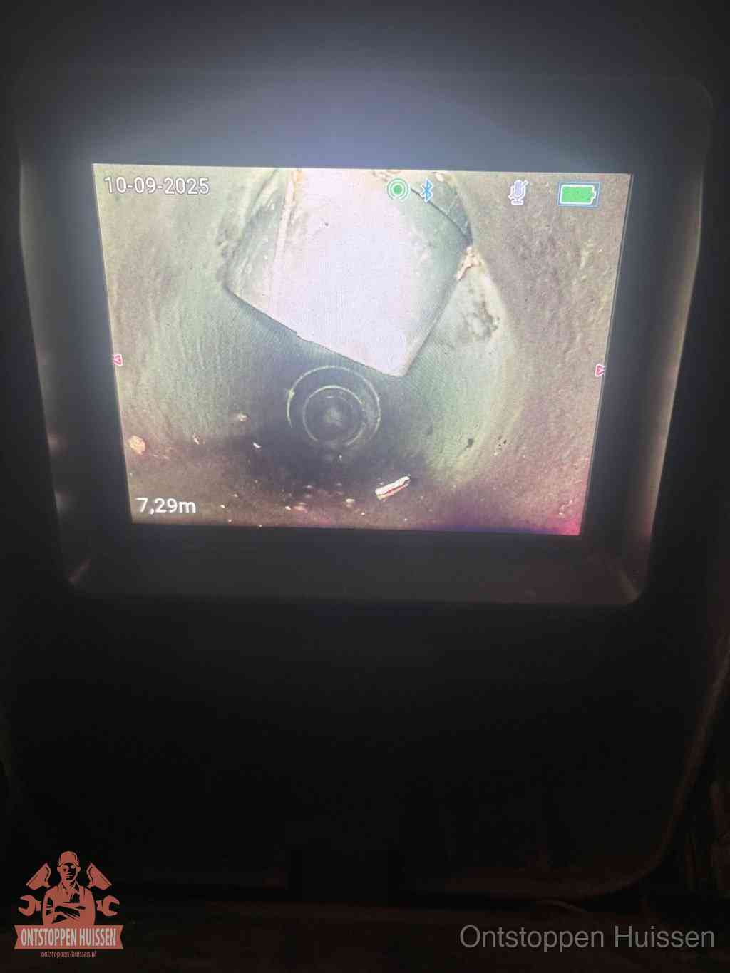 Camerabeeld van een verzakte rioolbuis diep onder de grond, een rioolverzakking in Huissen
