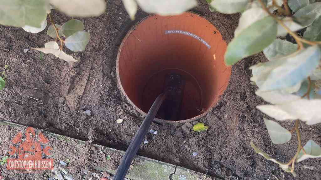 Open inspectieput in de tuin waar een veer rioolvliegjes en stankoverlast aanpakt in Huissen