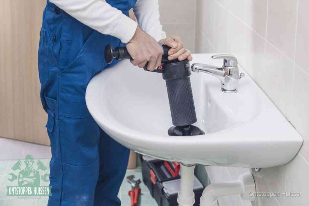 Een te ruwe doe-het-zelf poging met een hand-pomp op de afvoer van een badkamer-wastafel, een van de veelgemaakte fouten bij afvoer ontstoppen in Huissen