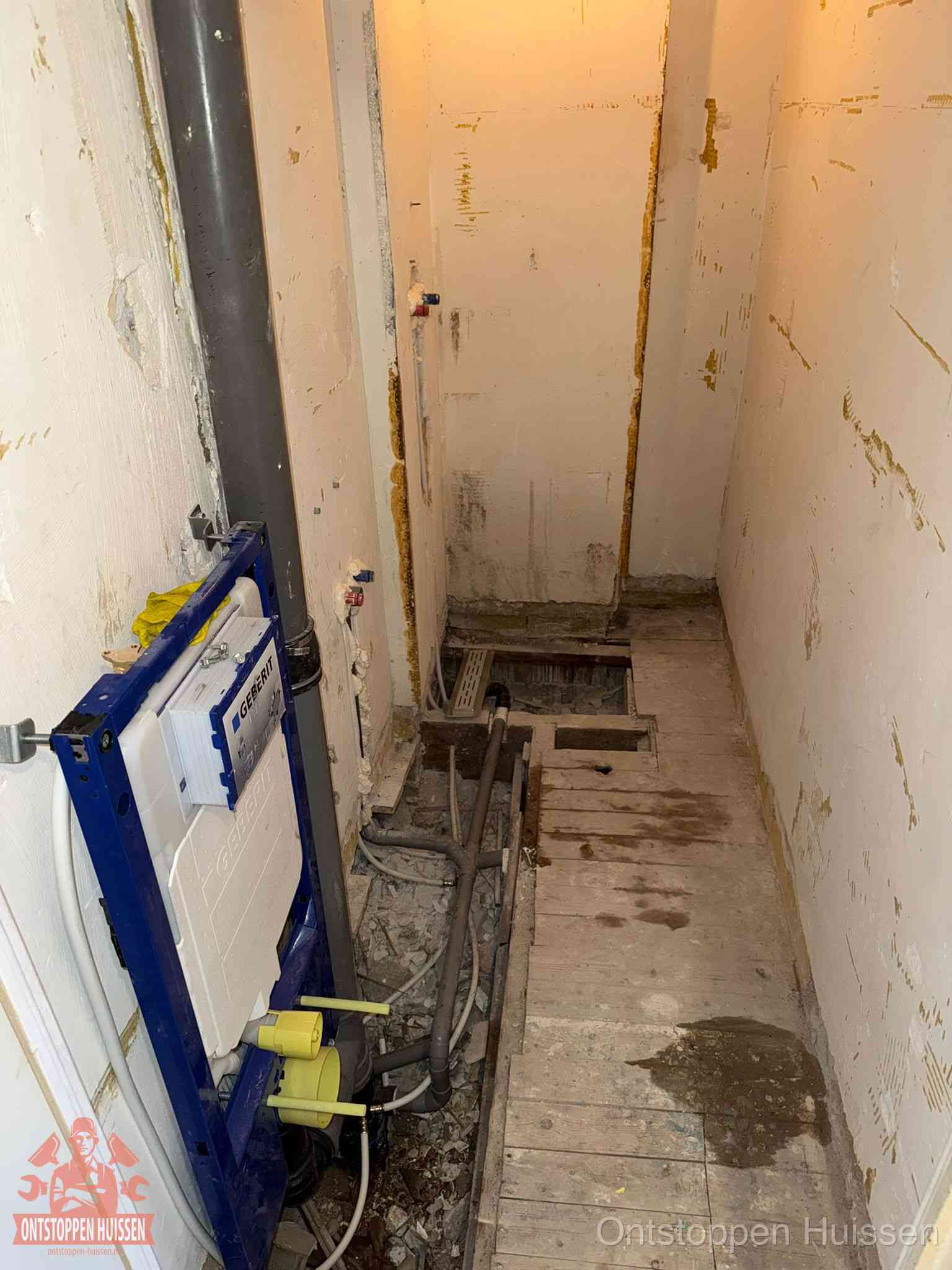 Een opgebroken toiletruimte tijdens renovatie met een Geberit inbouwreservoir en blootliggende oude afvoerleidingen, typisch voor oudere woningen in Huissen